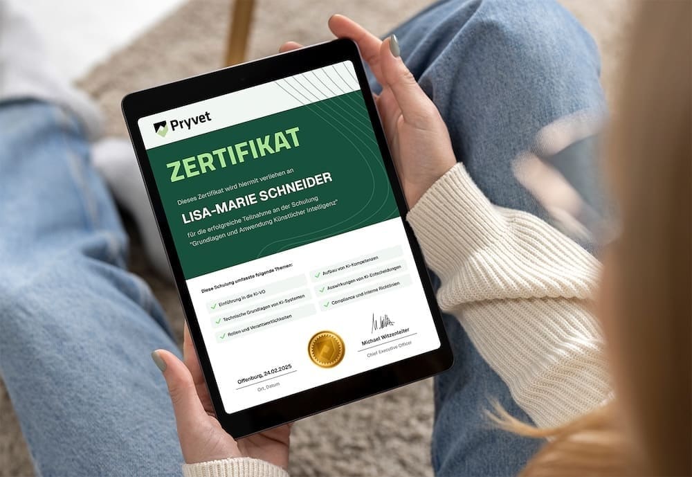 Person hält Tablet mit grünem Schulungs-Zertifikat, goldenem Siegel und weißem Hintergrund. Enthält Text und Grafiken in klaren Linien.