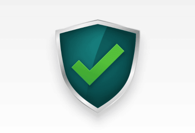 Grünes Schild mit silbernem Rand und grünem Häkchen, symbolisiert Schutz und Sicherheit auf weißem Hintergrund.